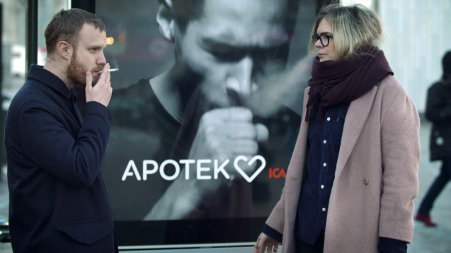 Besondere Werbung: Ein Mann auf einer Werbetafel der schwedischen Apothekenkette Hjärtat fängt an zu husten, wenn sich Raucher an ihm vorbei bewegen. (Foto: ICA/Apotek Hjärtat)