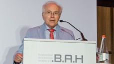 DAZ-Herausgeber Dr. Klaus G. Brauer wurde vom BAH geehrt. (Foto: BAH/Pietschmann) 