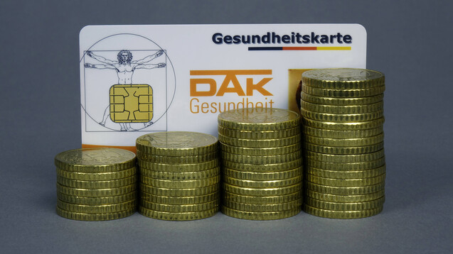 Die DAK akzeptiert nur noch elektronische Voranschläge über ein kostenpflichtiges Portal. (Foto: IMAGO / Steinach)