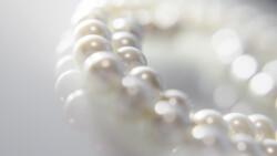 Beim PCOS sind die Follikel im Eierstock oft perlschnurartig („string of pearls“) peripher ausgerichtet. (Symbolfoto: licvin / AdobeStock)
