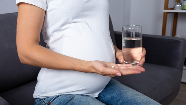 NSAR sollten in der zweiten Schwangerschaftshälfte nicht eingenommen werden, rät die FDA. Der Grund: Es drohen schwere Nierenschäden beim ungeborenen Kind. (x / Foto: Andrey Popov / stock.adobe.com)