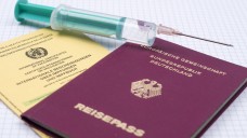 Nicht nur der Reisepass gehört ins Gepäck: Manche Länder fordern einen aktuelle Gelbfieberimpfung. Dafür genügt, den neuesten Empfehlungen der WHO zufolge, nun bereits ein einmaliger „Pieks” für einen lebenslangen Impfschutz. (Foto: jozsitoeroe / Fotolia)