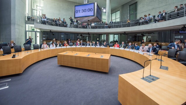 Am morgigen Mittwoch steht das Arzneimittelpaket von Jens Spahn im Mittelpunkt einer öffentlichen Anhörung im Gesundheistausschuss des Bundestages. ( r / Foto: imago)