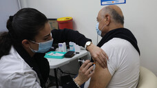 Nur rund 62 Prozent der 9,4 Millionen Israelis gelten noch als vollständig geimpft. (Foto: IMAGO / Xinhua)