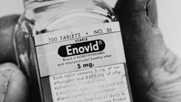 Als 1960 die erste Antibabypille „Enovid“ in den Vereinigten Staaten auf den Markt kam, eröffneten sich für Frauen ganz neue Möglichkeiten.&nbsp;(s / Foto: imago images / Everett Collection)
