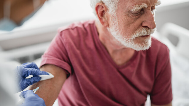 Für Menschen über 60 Jahren empfiehlt die STIKO eine Grippeimpfung mit Efluelda. (Foto: Yakobchuk Olena / AdobeStock)