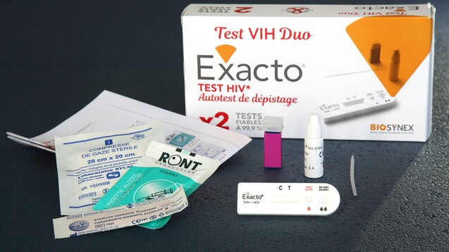 Das RKI empfiehlt mittlerweile auch zusätzlich zu den bestehenden Angeboten eine „aktivere Bewerbung von HIV-Einsende- und HIV-Selbsttests“. Selbsttests sind seit 2018 in Apotheken zu haben. (Foto: IMAGO / epd)