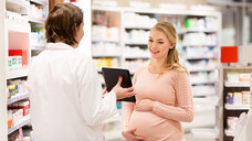 Die Beratung einer Schwangeren in der Apotheke sollte aufklärend und feinfühlig zugleich sein. (x / Foto: Syda Productions / AdobeStock)