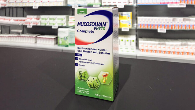 Rote Karte für den Hustensirup Mucosolvan Phyto Complete. Das Medizinprodukt darf wegen einer einstweiligen Verfügung nicht mehr verkauft werden. ( r / Foto: Kaufpark Apotheke)