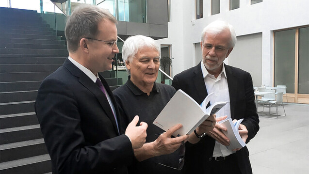 TK-Chef Jens Baas, Gerd Glaeske und Wolf-Dieter Ludwig stellten am heutigen Mittwoch den TK-Innovationsreport 2018 vor. (Foto: TK)