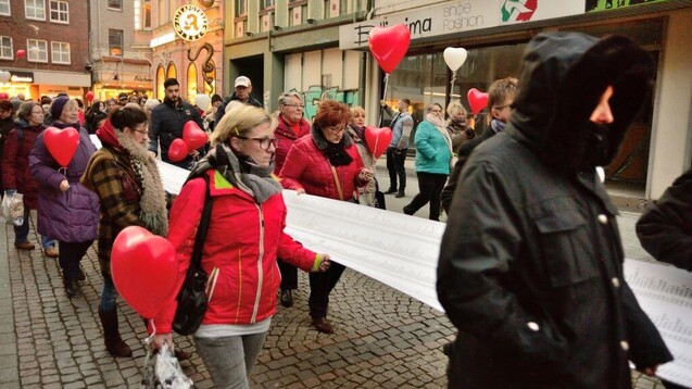 Bottroper Demonstranten trugen im vergangenen Jahr Listen mit anonymisierten Namen der Patienten durch die Stadt, die aus der früheren Alten Apotheke mit Krebsmitteln versorgt worden waren. (m / Foto: hfd)&nbsp;