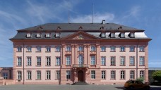 Der Landtag wird nicht nur renoviert, auch innen rumort es: Sind die Millionen-Verträge illegal? (Foto: Berthold Werner / Wikimedia, CC BY-SA 3.0)