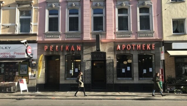 Die Pelikan-Apotheke in Düsseldorf hat wieder geöffnet – obwohl man drei Stufen überwinden muss, um hineinzukommen. (Foto: D. Knell)