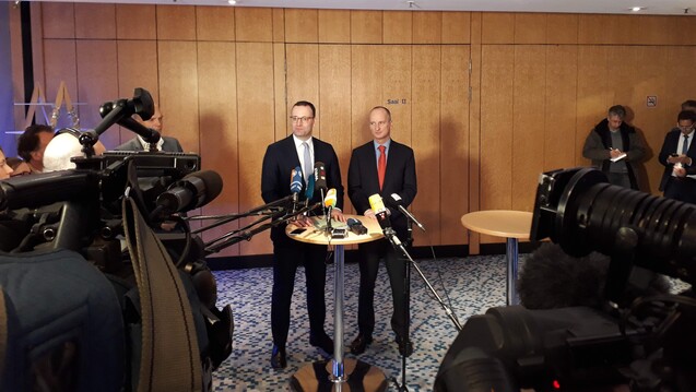 Bundesgesundheitsminister Jens Spahn (CDU) und ABDA-Präsident Friedemann Schmidt haben am Rande der ABDA-Mitgliederversammlung heute die Pläne des BMG zum Apothekenmarkt besprochen. (c / Foto: DAZ.online)