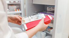 Bundesweit sind Grippeimpfstoffe in Arzneimittelkühlschränken vieler Apotheken und Arztpraxen momentan ein rares Gut. (Foto: EdNurg / stock.adobe.com)