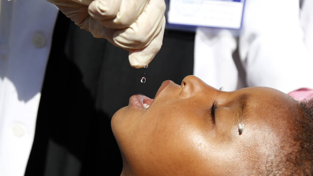 Mithilfe der Schluckimpfung gegen Poliomyelitis und großer Impfkampagnen ist es gelungen, den Wildtyp des Virus in Afrika auszurotten. (c / Foto: imago images / Xinhua)&nbsp;