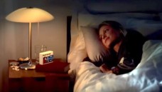 Eine schnell einschlafende Frau verbunden mit der Aussage „1 Dragee am Abend“ kann Verbraucher über den Eintritt der Wirkung von Baldrian-Präparaten in die Irre führen. (Sceenshot: Baldriparan-Spot / You Tube) 