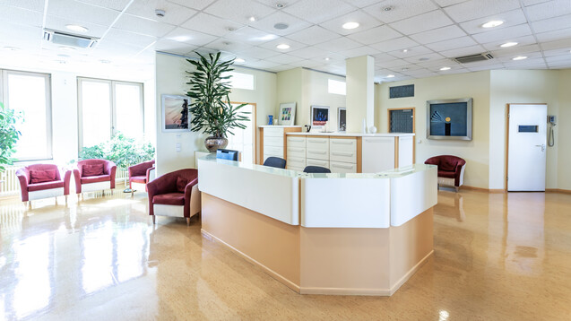 Eingangs- und Wartebereich einer modernen Arztpraxis (Foto: photowahn / AdobeStock)
