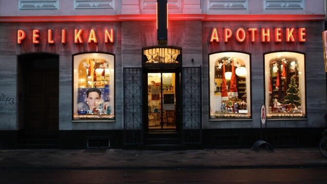 Die traditionsreiche Pelikan-Apotheke in Düsseldorf steht vor dem Aus, weil drei Stufen am Eingang eine Wiedereröffnung verhindern. (r / Foto: Knell)