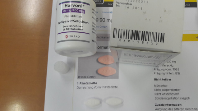In den letzten Wochen sind Fälschungen der Hepatitis-C-Mittel Harvoni und Sovaldi in deutschen Apotheken aufgetaucht: Die Tabletten waren jeweils weiß statt gelb. (Foto: BfArM)