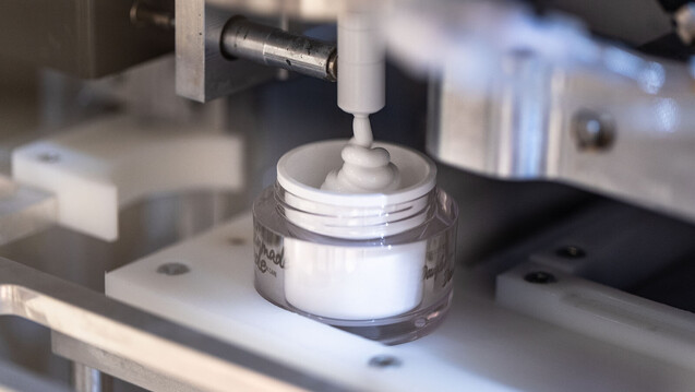 Fraunhofer-Forscher haben eine Maschine entwickelt, die in kurzer Zeit personalisierte Kosmetika herstellen kann. Diese werden jetzt in Douglas-Filialen vertrieben. (c / Foto: Fraunhofer IPA/Rainer Bez)