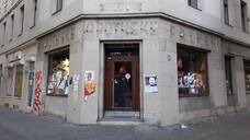Das Apothekensterben macht auch vor Großstädten nicht halt. Die Räume der ehemaligen Falken-Apotheke in Berlin-Kreuzberg stehen seit Monaten leer. (b/Foto: Sket)