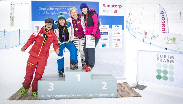 Siegerinnen in der Klasse
Apothekerinnen (Jahrgang: 1969-1978) Platz 1: Martina Jutz (Mitte), Platz 2: Beate Prüfert (rechts) Platz 3: Monika Häfner-Schermann (Zweite von links), Fanny Chmelar (links, ehemalige deutsche Skirennläuferin). (Foto: Sanacorp) 