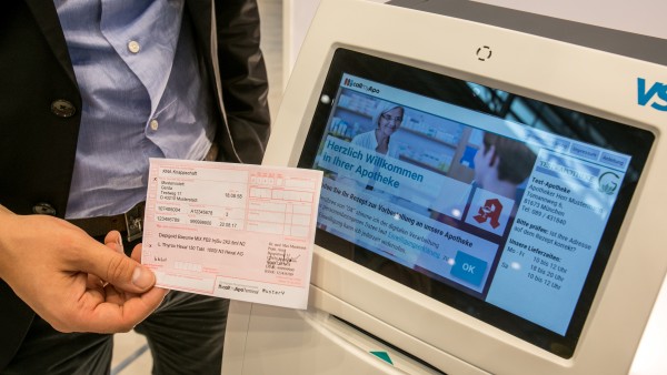 Digitale Rezeptsammelstelle eröffnet im Sparkassen-Foyer