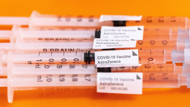 Einzelne bayerische Arztpraxen starten die COVID-19-Impfungen in der ersten Aprilwoche mit zehn Impfdosen AstraZeneca. (x / Foto: IMAGO / C3 Pictures)