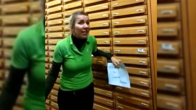 Die singende Apothekerin Doreen Wegner fragt sich, warum viele so müde sind und sich nicht aufraffen können, zusammen für die Apotheke vor Ort einzustehen.&nbsp;(s / Screenshot: youtube.de / DAZ)