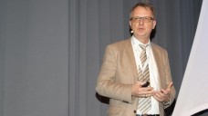 Professor Christian Behl vom Institut für Physiologische Chemie der Universität Mainz auf dem Pharmacon in Schladming. (Foto: jb / daz.online)