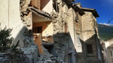 Alles zerstört: Die traurigsten Bilder der Woche kamen aus dem mittelitalienischen Accumoli. Dort versorgt Apotheker Francesco Nigro nach einem Erdbeben inzwischen eine ganze Region aus einer kaputten Apotheke. (Foto: dpa)