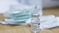 Das Paul-Ehrlich-Institut empfiehlt nach intensiven Beratungen zu den aufgetretenen schwerwiegenden thrombotischen Ereignissen, den vorübergehenden Stopp der Impfungen mit dem COVID-19-Impfstoff AstraZeneca. (s / Foto: IMAGO / imagebroker)&nbsp;