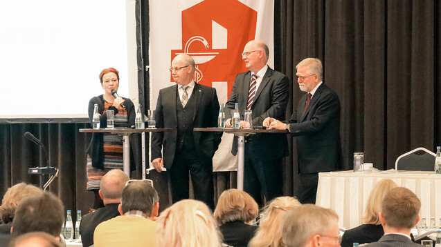 Katja Dörner (Grüne), Georg Kippels (CDU), Moderator Thomas Grünert und Kammerpräsident Lutz Engelen (v.li.n.re.) diskutierten am gestrigen Mittwoch in Neuss über die Zukunft des Apothekenmarktes. (c / Foto: Alois Müller)