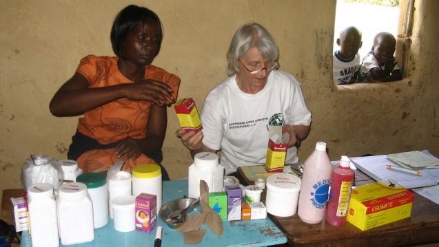 Eva-Christine Trischler im Nothilfe-Einsatz in Kenia. (Foto: Apotheker ohne Grenzen)