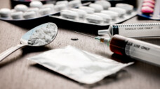 Enthält das Päckchen weißes Pulver beim nächsten Mal vielleicht eine tödliche Opioid­-Mischung? (Symbolfoto: onephoto / AdobeStock)