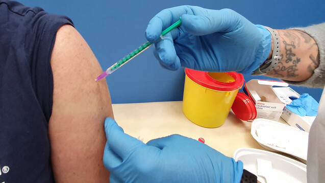 Schon bald sollen auch Privatärzt:innen Menschen gegen COVID-19 impfen dürfen. (Foto: IMAGO / Eibner)
