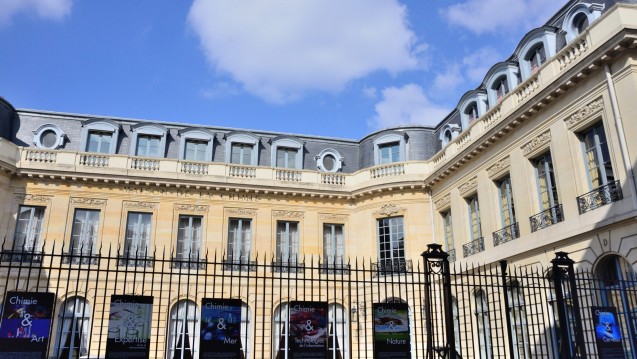 Nur weiße Wolken über dem „Maison de la Chimie“ in Paris, während drinnen über Gewitter gesprochen wird: Vertreter französischer Auftragsforschungsinstitute diskutierten vergangene Woche über Lehren aus dem Zwischenfall in Rennes. (Fotos: hfd / DAZ.online)