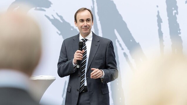 Brian Tyler – hier bei der Einweihung der europäischen Konzernzentrale in Stuttgart im Mai 2017 – wird CEO bei McKesson. ( r / Foto: McKesson)