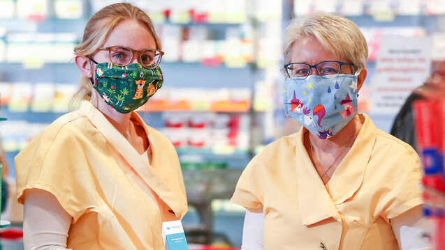 Die Apothekerinnen Anett Spillner (r), und ihre Tochter Julia tragen selbst genähtem Mundschutz. Um das 30-köpfige Team der Apotheke vor einer Ansteckung mit dem&nbsp;Coronavirus zu schützen, hat die Chefin früh reagiert. (Foto: dpa)