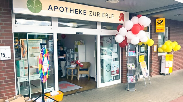 In
Deutschland dürfen Apotheker Postfilialen nur getrennt von den
Apothekenbetriebsräumen führen - so auch
im Falle der Apotheke zur Erle in Ellerau in Schleswig-Holstein, die im Sommer
dieses Jahres ihre Postfiliale eröffnet hat. ( r / Foto: Bilhl)