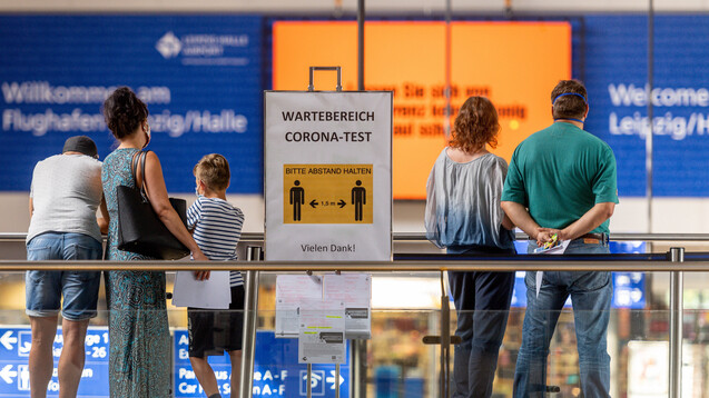 Am Montagabend hatten die Gesundheitsminister von Bund und Ländern beschlossen, dass es kostenlose Corona-Tests für Urlauber bei der Einreise nach Deutschland nach Ende der Sommerreisesaison nicht mehr geben soll. (Foto: imago images / VIADATA)