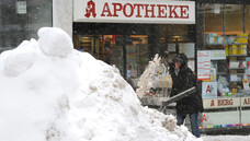 Neuer Aufgabenbereich: In den vergangenen Tagen mussten viele Apotheker in Südbayern durch das Schneechaos mit Einschränkungen leben. (m / Foto: dpa)