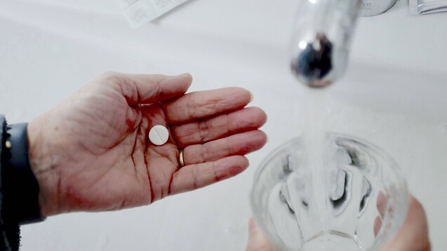 Paracetamol ist ein eigentlich gängiges OTC-Präparat, doch die Hersteller kommen aufgrund der hohen Nachfrage nicht hinterher und es kommt vereinzelt zu Lieferschwierigkeiten. Die Bundesregierung bittet die Apotheken um Mithilfe. (m / Foto: imago images / Hollandse Hoogte)