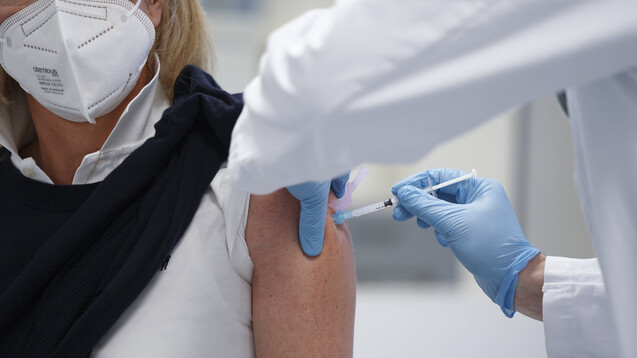 Ärzte, die ein Attest über Vorerkrankungen als Anspruchsnachweis für eine vorrangige Corona-Schutzimpfung ausstellen, müssen keine Details angeben. (Foto: imago images / Political-Moments)