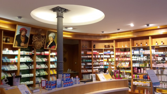 Die Inhaberin der Lucas-Cranach-Apotheke in Wittenberg, Birgit Biernoth fühlt sich als Apothekerin und Hobby-Historikerin der Tradition verpflichtet. (Foto: Biernoth)