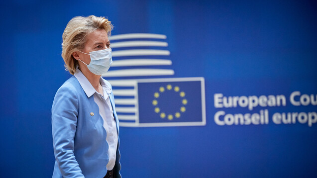 EU-Kommissionschefin Ursula von der Leyen (CDU) ist mit dem Verhandlungsergebnis zufrieden. Aus dem EU-Parlament kommen allerdings auch kritische Stimmen, die Nachbesserungen gerade im Gesundheitsbereich fordern. (Foto: imago images / Xinhua)