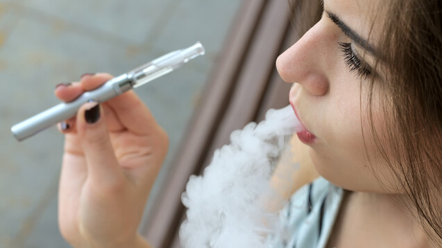 Es gibt leichte Hinweise, dass nikotinhaltige E-Zigaretten bei der Rauchentwöhnung besser helfen als nikotinfreie oder Nikotinersatztherapie. (s / Foto:&nbsp;alexshalamov / stock.adobe.com)