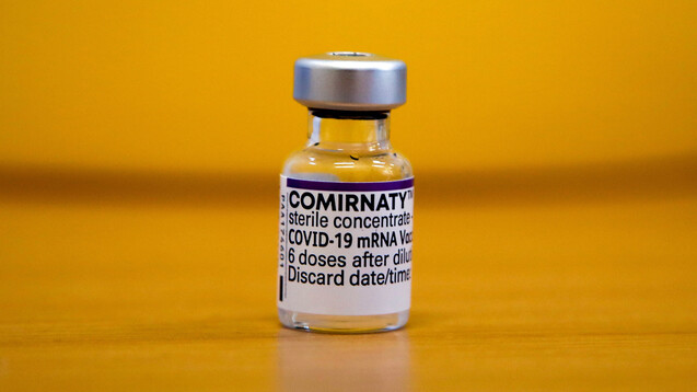 Für die COVID-19-Impfung von jungen Menschen unter 30 Jahren bleibt nach Rat der STIKO nur noch der Pfizer/Biontech-Impfstoff Comirnaty. Das gilt somit auch für die Impfung von Jugendlichen. (x / Foto: IMAGO / ZUMA Wire)