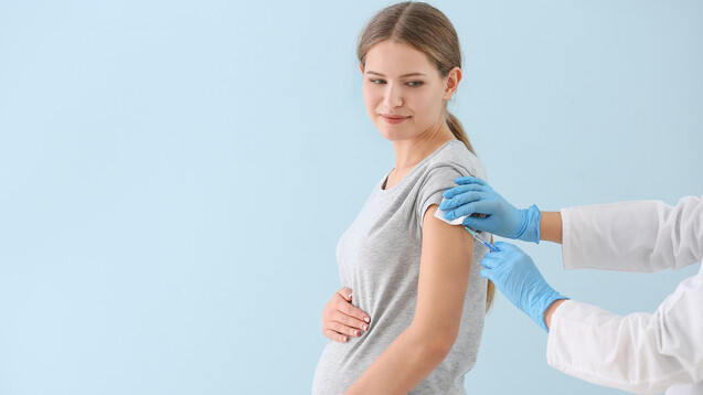 „Die COVID-19-Impfung wird für alle Personen ab zwölf Jahren empfohlen, einschließlich Personen, die schwanger sind, stillen, versuchen, schwanger zu werden, oder in Zukunft schwanger werden könnten“, empfiehlt die CDC. (b/Foto:&nbsp;Pixel-Shot / AdobeStock)